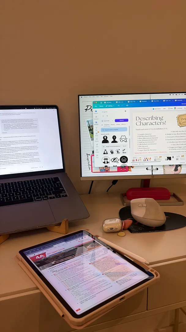 Pili’s desk with her laptop, monitor and tablet, set up for class.